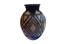 "Jarrón en Werregue: Ancestralidad y Simbología Única"