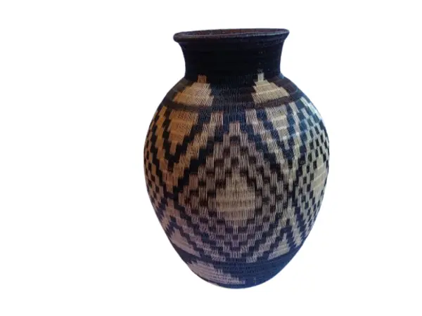 "Jarrón en Werregue: Ancestralidad y Simbología Única"