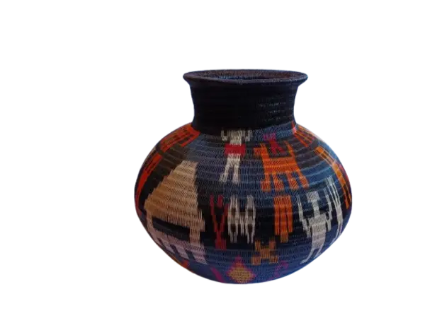 Jarrón Artesanal de Diseño que Representa el Territorio y sus Practicas de la Identidad Cultural