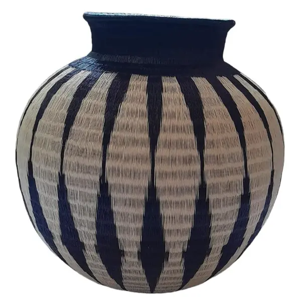 "Jarrón Werregue: Arte Ancestral de Protección"